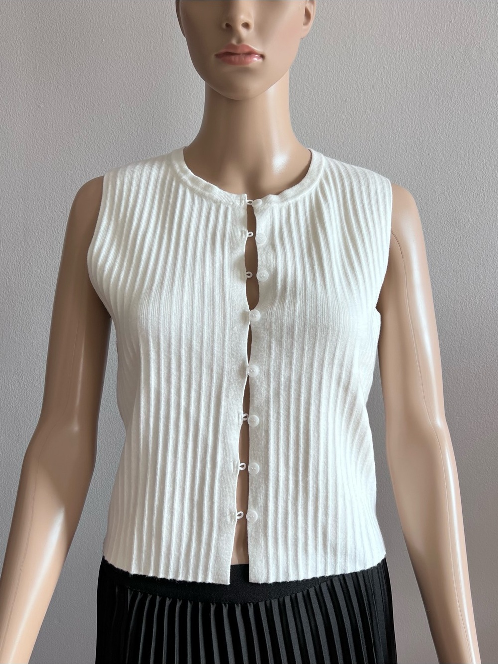 Song Of Style Top Vest ivory/white Cropped Knitted Sleeveless Round Neck Size L